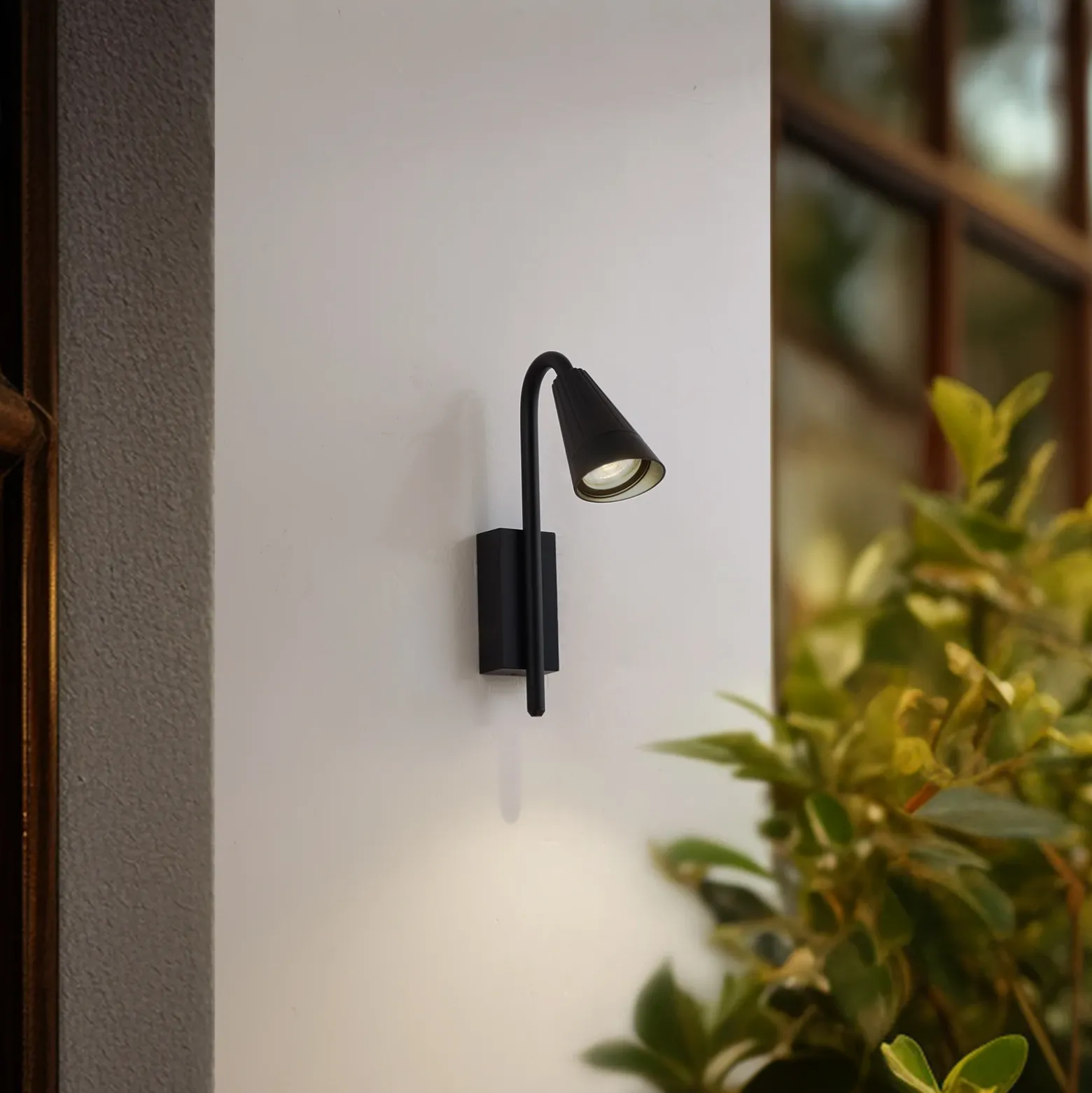 Aplique para exterior Lindby Sorvete, negro, metal, altura 33 cm