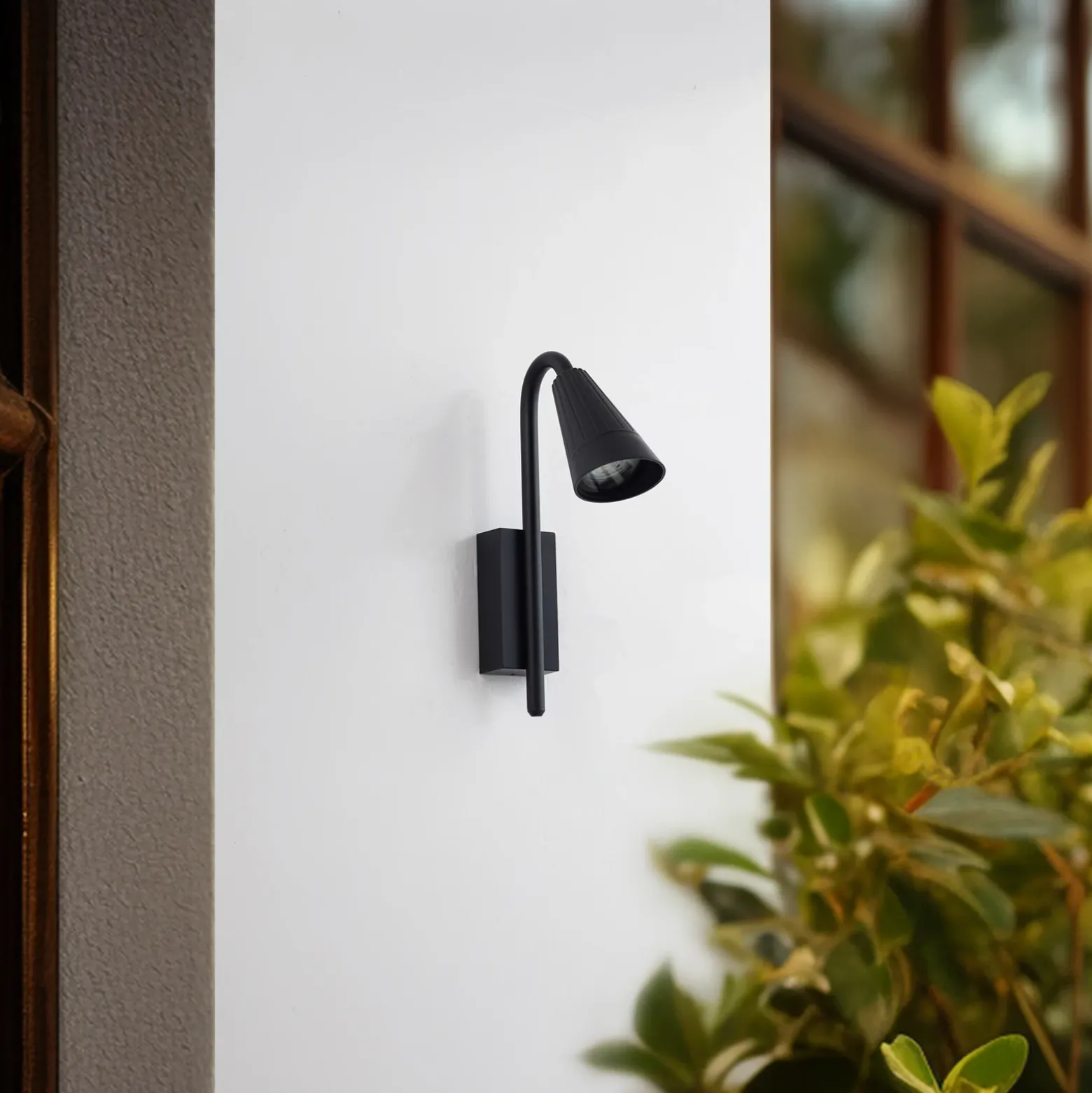 Aplique para exterior Lindby Sorvete, negro, metal, altura 33 cm