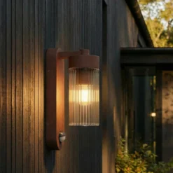 Aplique para exterior Lindby Kaliro, óxido, 24 cm, IP54, sensor