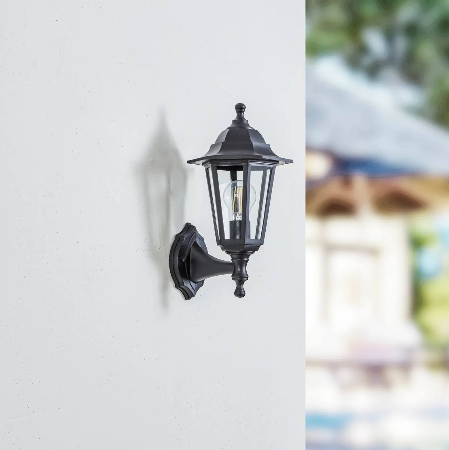 Aplique para exterior Lindby Nane, farol, resistente al agua salada, E27
