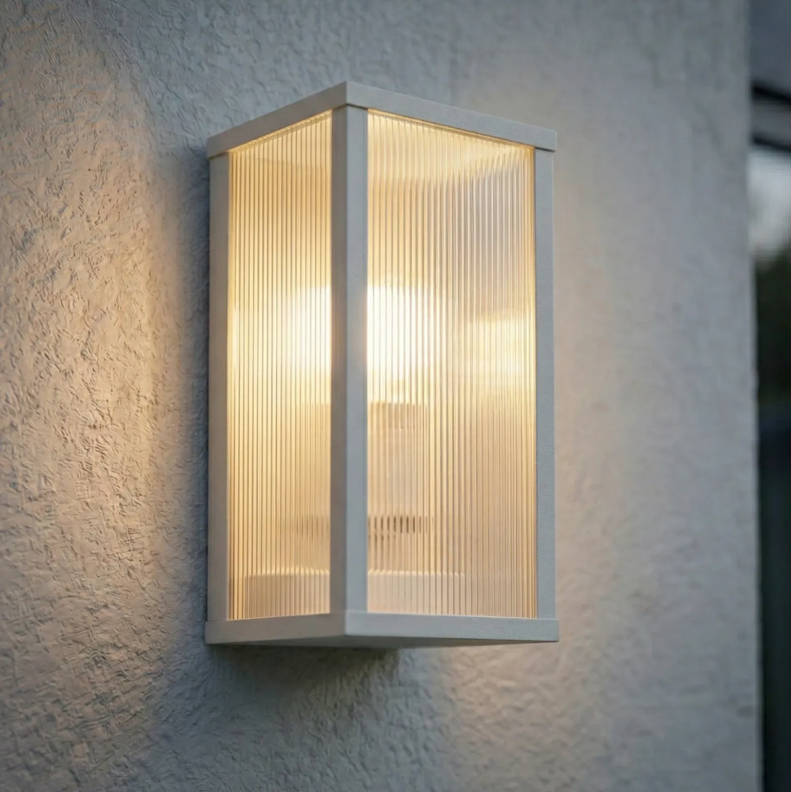 Aplique para exterior Lindby Peldar, gris claro/estriado, 26 cm, IP44