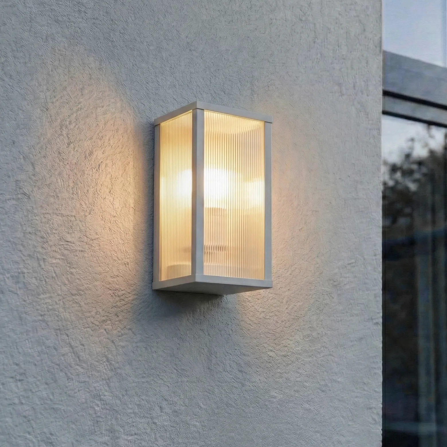 Aplique para exterior Lindby Peldar, gris claro/estriado, 26 cm, IP44