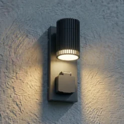 Aplique para exterior Lindby Enerio, negro, con toma de corriente, GU10, IP44