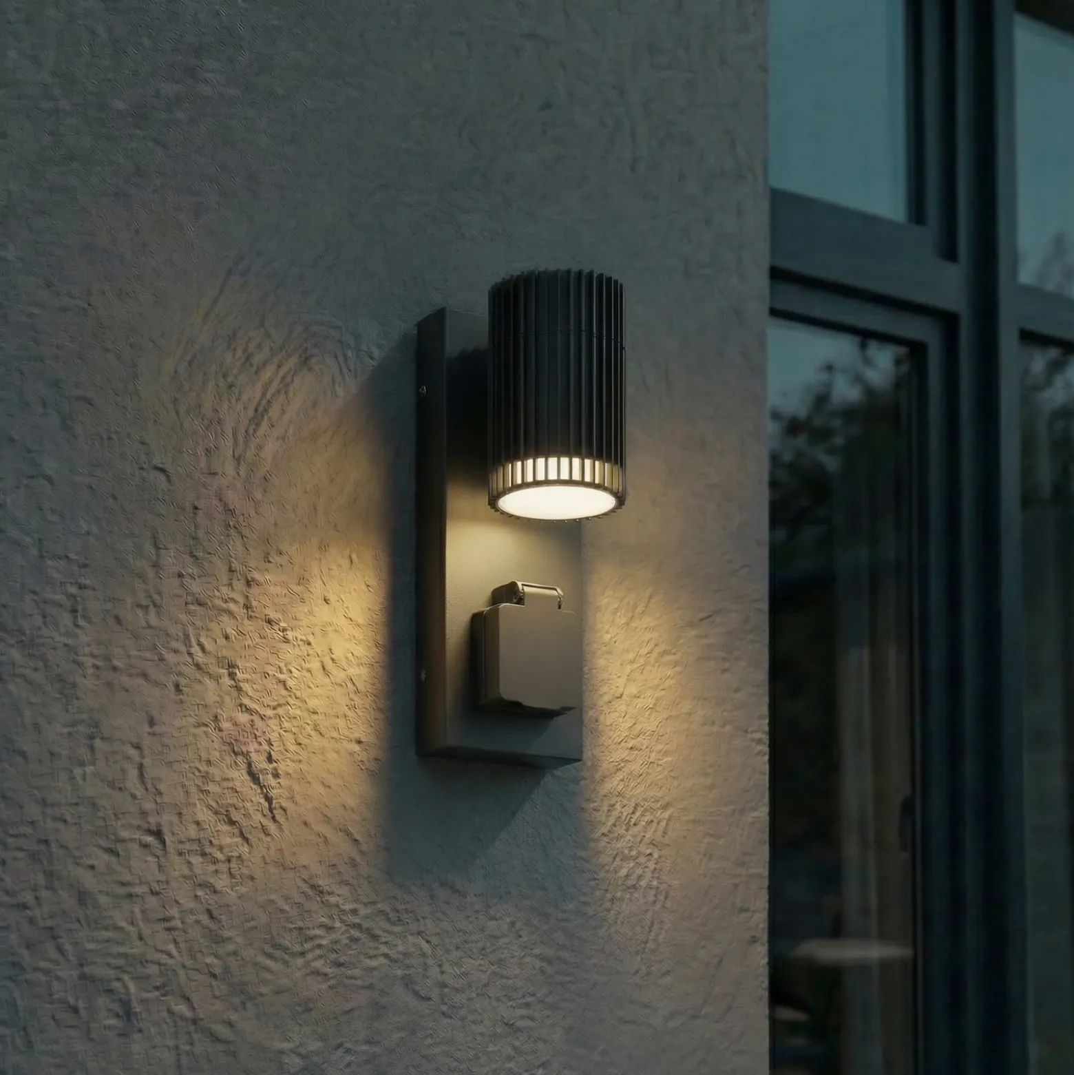 Aplique para exterior Lindby Enerio, negro, con toma de corriente, GU10, IP44
