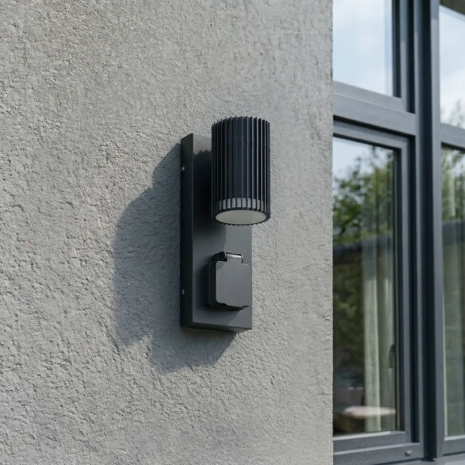 Aplique para exterior Lindby Enerio, negro, con toma de corriente, GU10, IP44