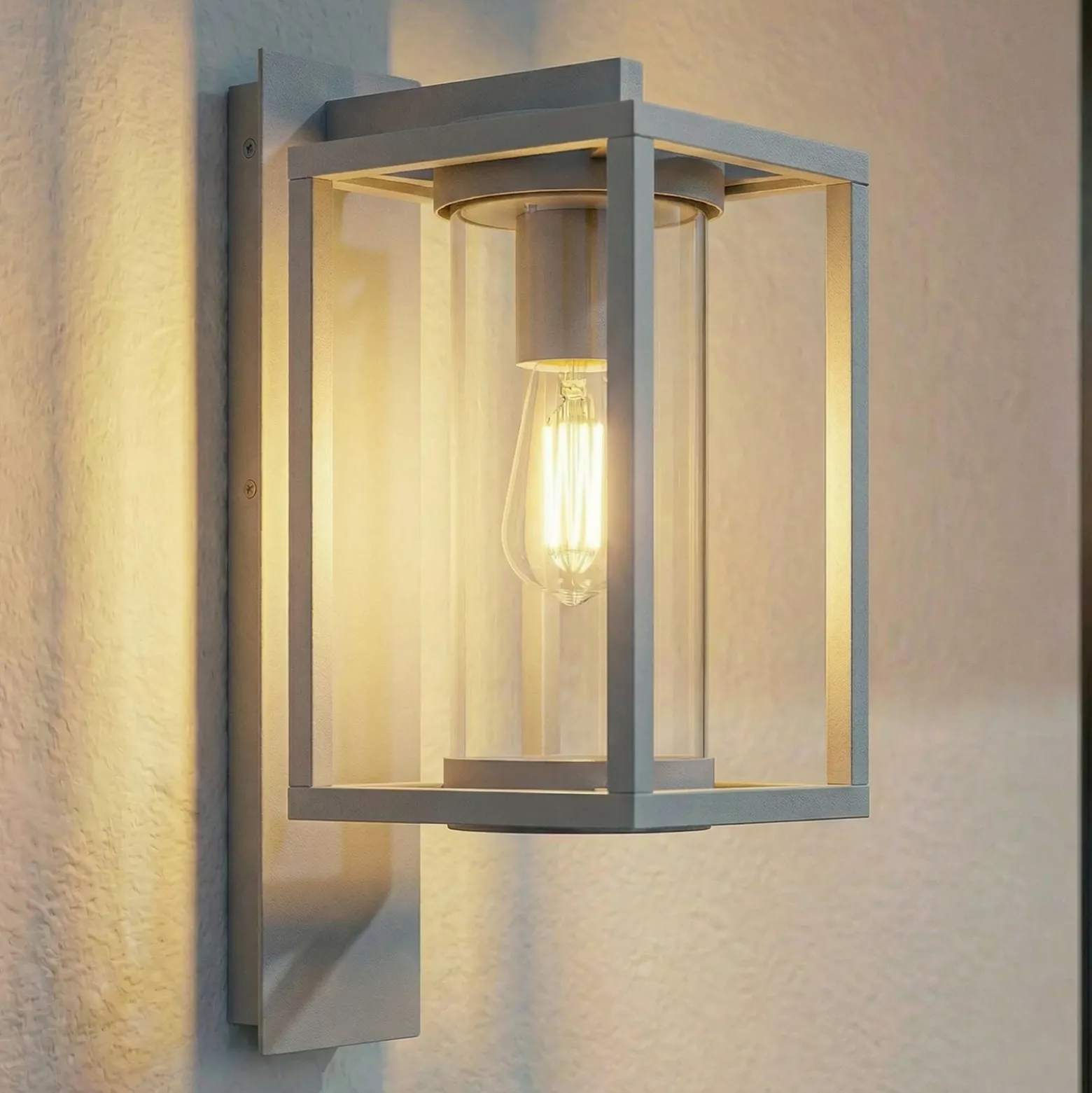 Aplique para exterior Lucande Ferda, portalámpara inferior, gris claro, IP44