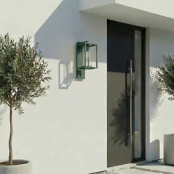 Aplique para exterior Lucande Ferda, portalámpara en la parte inferior, verde