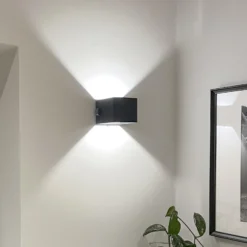 Aplique para exterior recargable LED Iseo, negro, ancho 10 cm, sensor