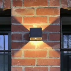 Aplique para exterior recargable LED Iseo, negro, ancho 10 cm, sensor