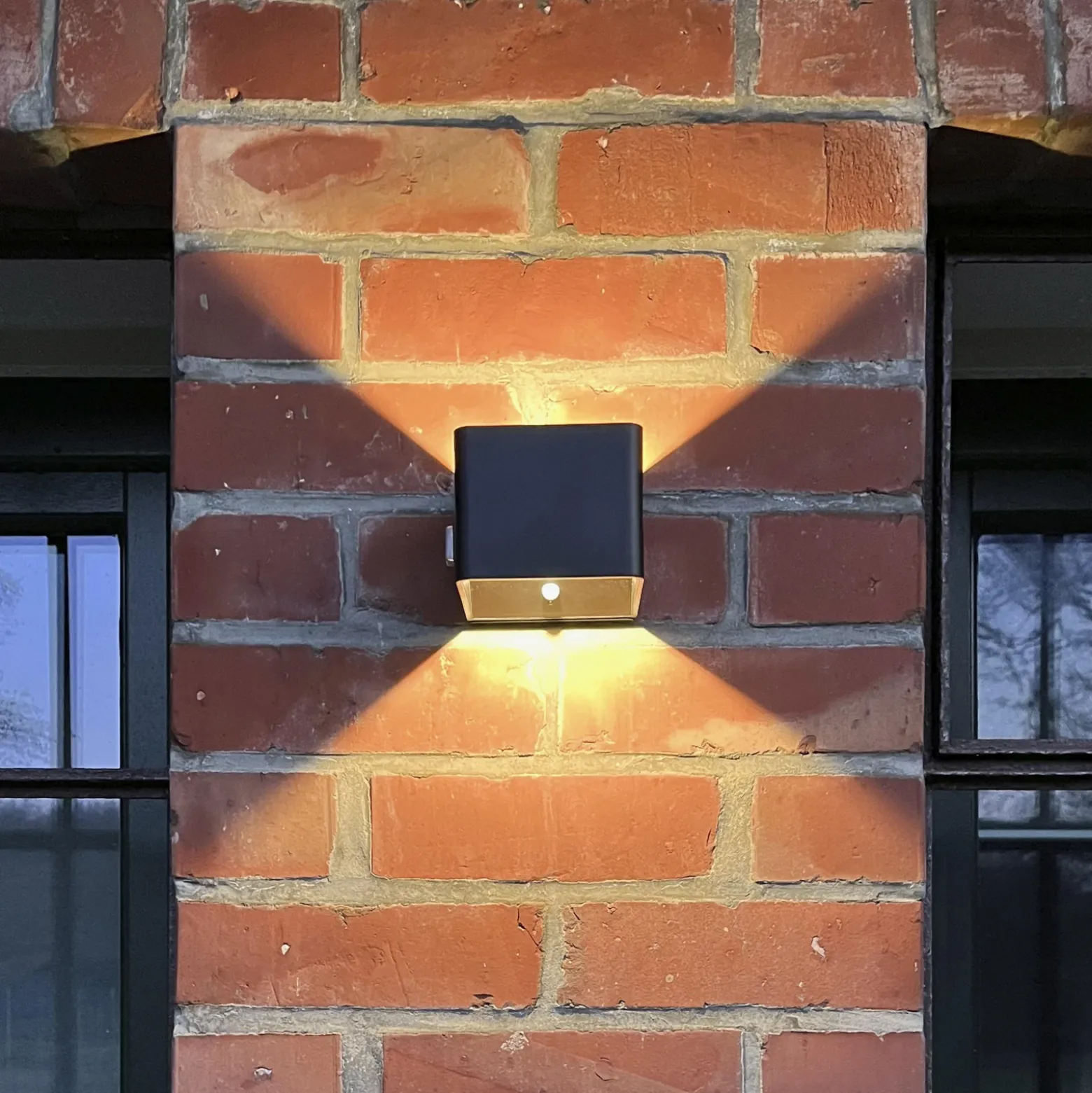 Aplique para exterior recargable LED Iseo, negro, ancho 10 cm, sensor
