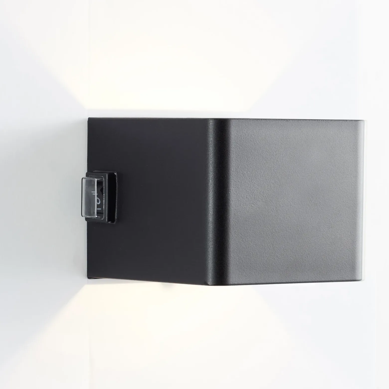 Aplique para exterior recargable LED Iseo, negro, ancho 10 cm, sensor