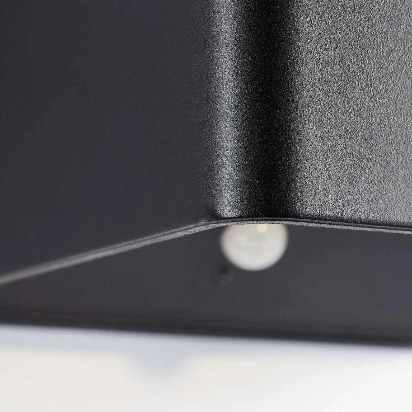 Aplique para exterior recargable LED Iseo, negro, ancho 10 cm, sensor