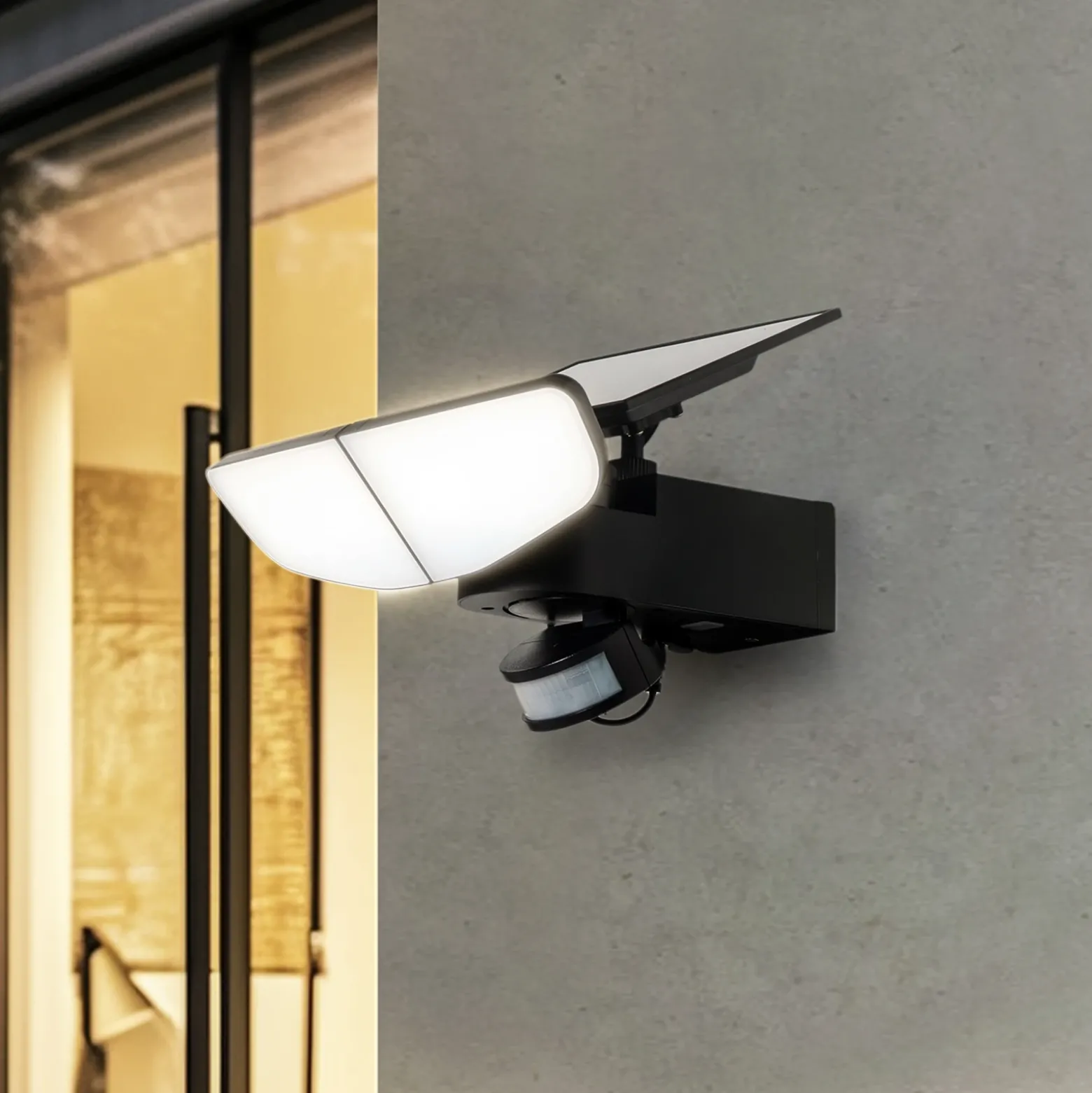 Aplique solar LED Lindby Naelin, negro, sensor, IP44