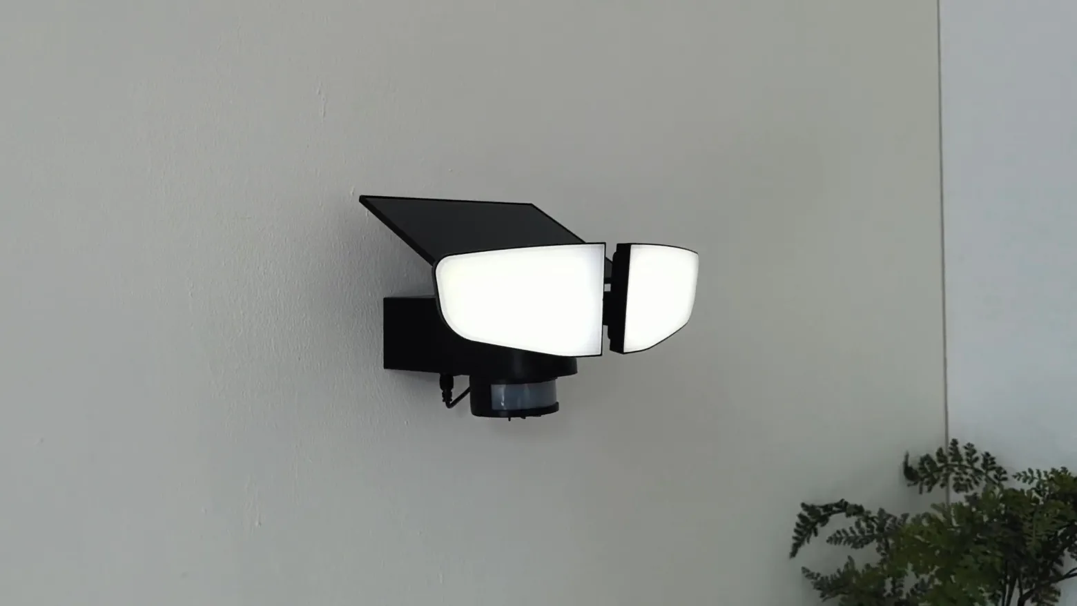 Aplique solar LED Lindby Naelin, negro, sensor, IP44