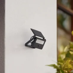 Aplique solar LED Lindby Rikard, negro, acero inoxidable