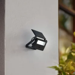 Aplique solar LED Lindby Rikard, negro, acero inoxidable