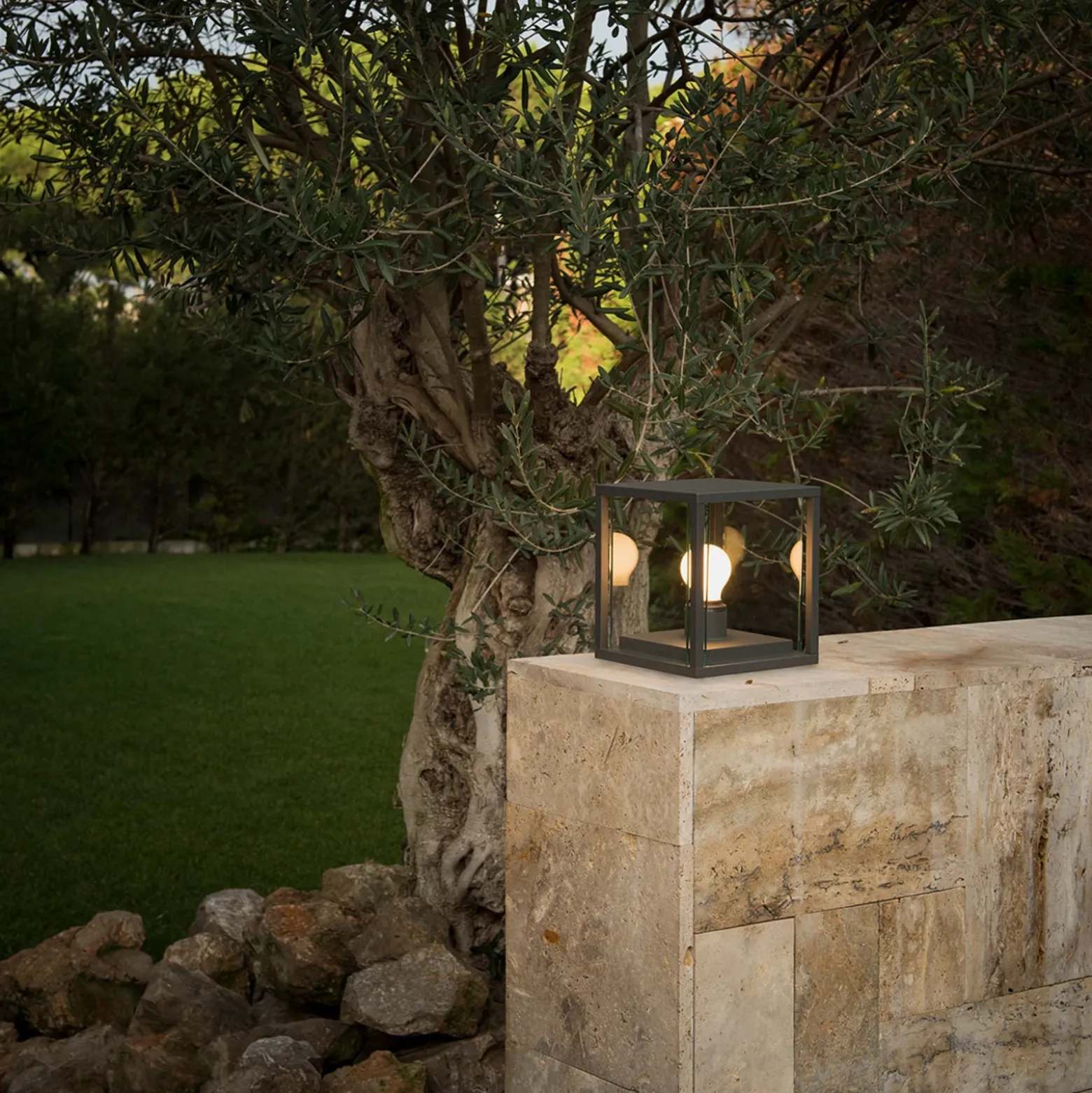 Baliza cúbica Nala en gris oscuro