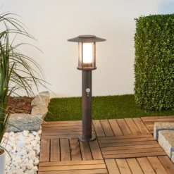 Baliza LED Pavlos de Lindby, 55 cm, color óxido, sensor
