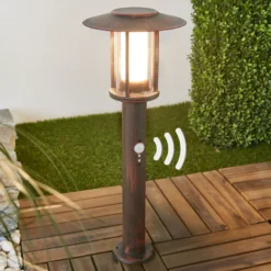 Baliza LED Pavlos de Lindby, 55 cm, color óxido, sensor