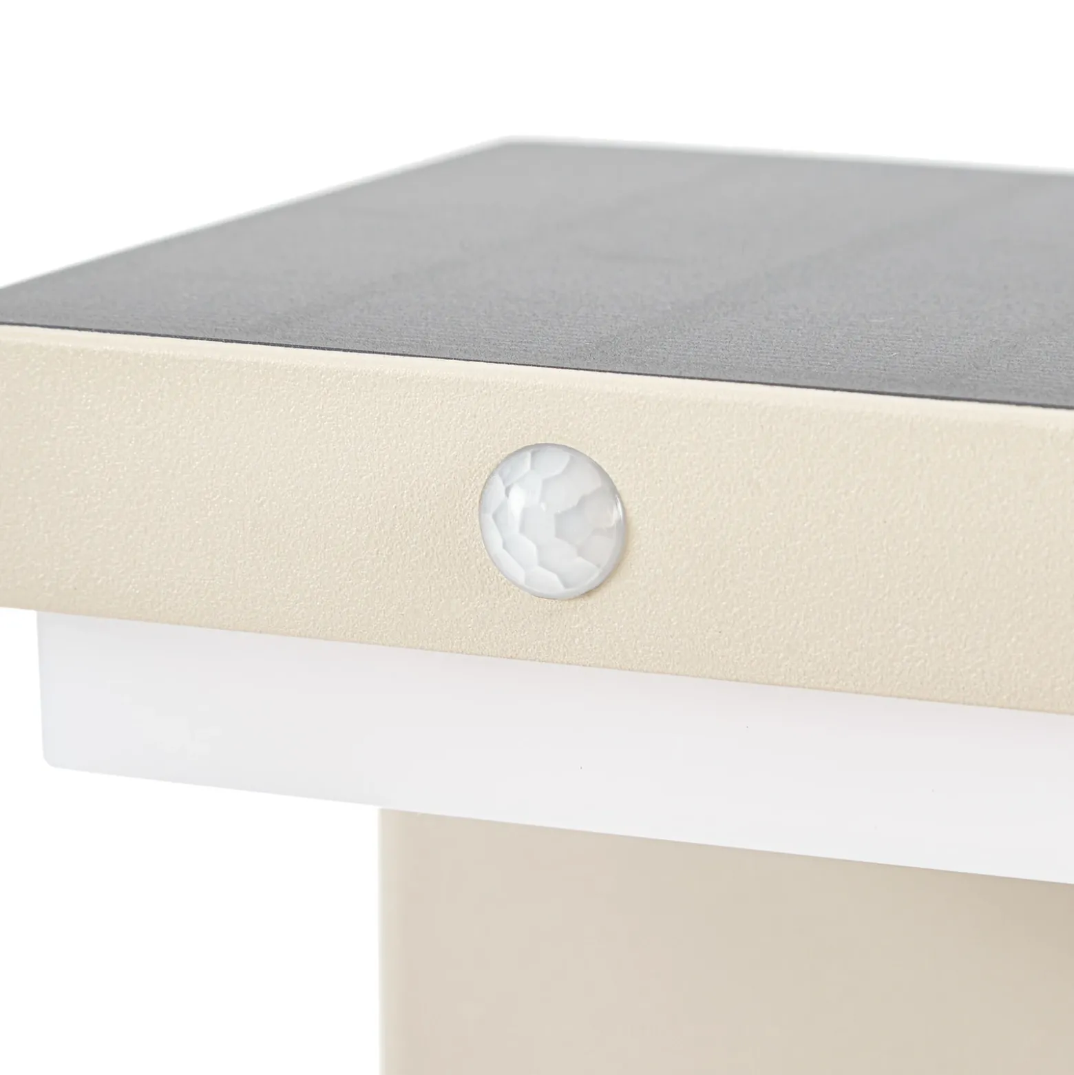 Baliza LED solar para zócalo Eleazar de Lindby, beige, aluminio, sensor