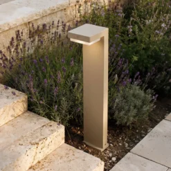 Baliza LED solar para zócalo Eleazar de Lindby, beige, aluminio, sensor