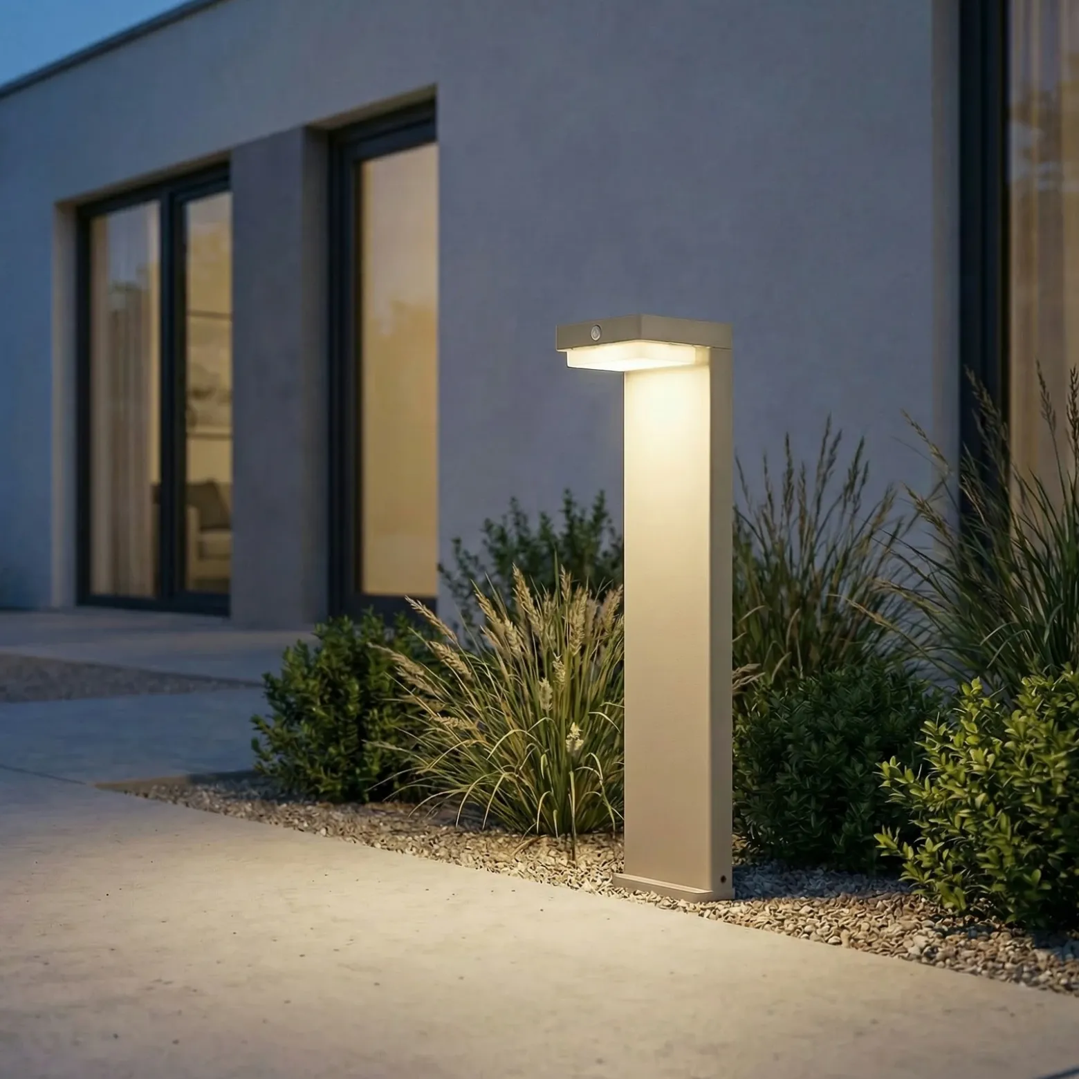 Baliza LED solar para zócalo Eleazar de Lindby, beige, aluminio, sensor