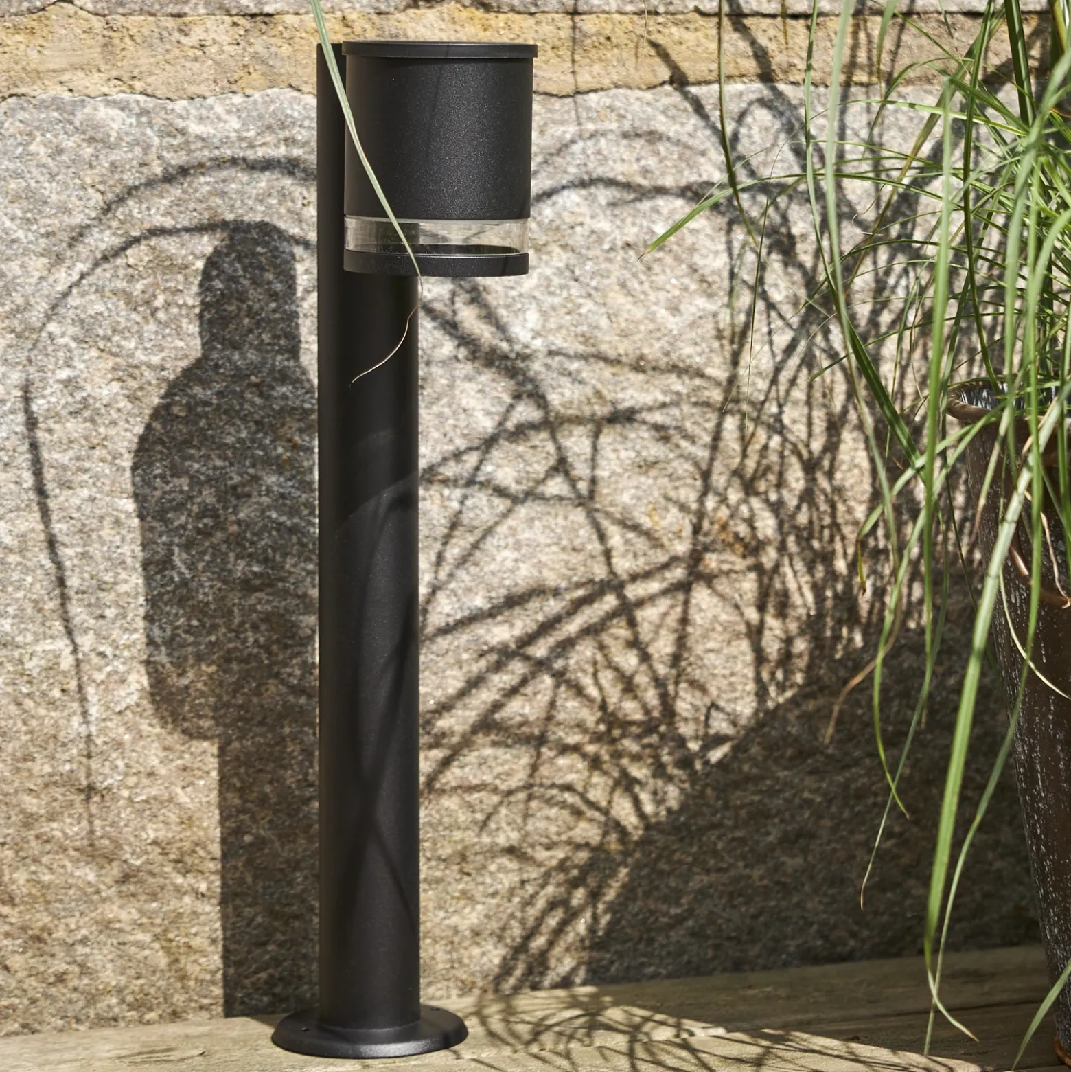 Baliza LED solar Viena, negra, metal, altura 50 cm