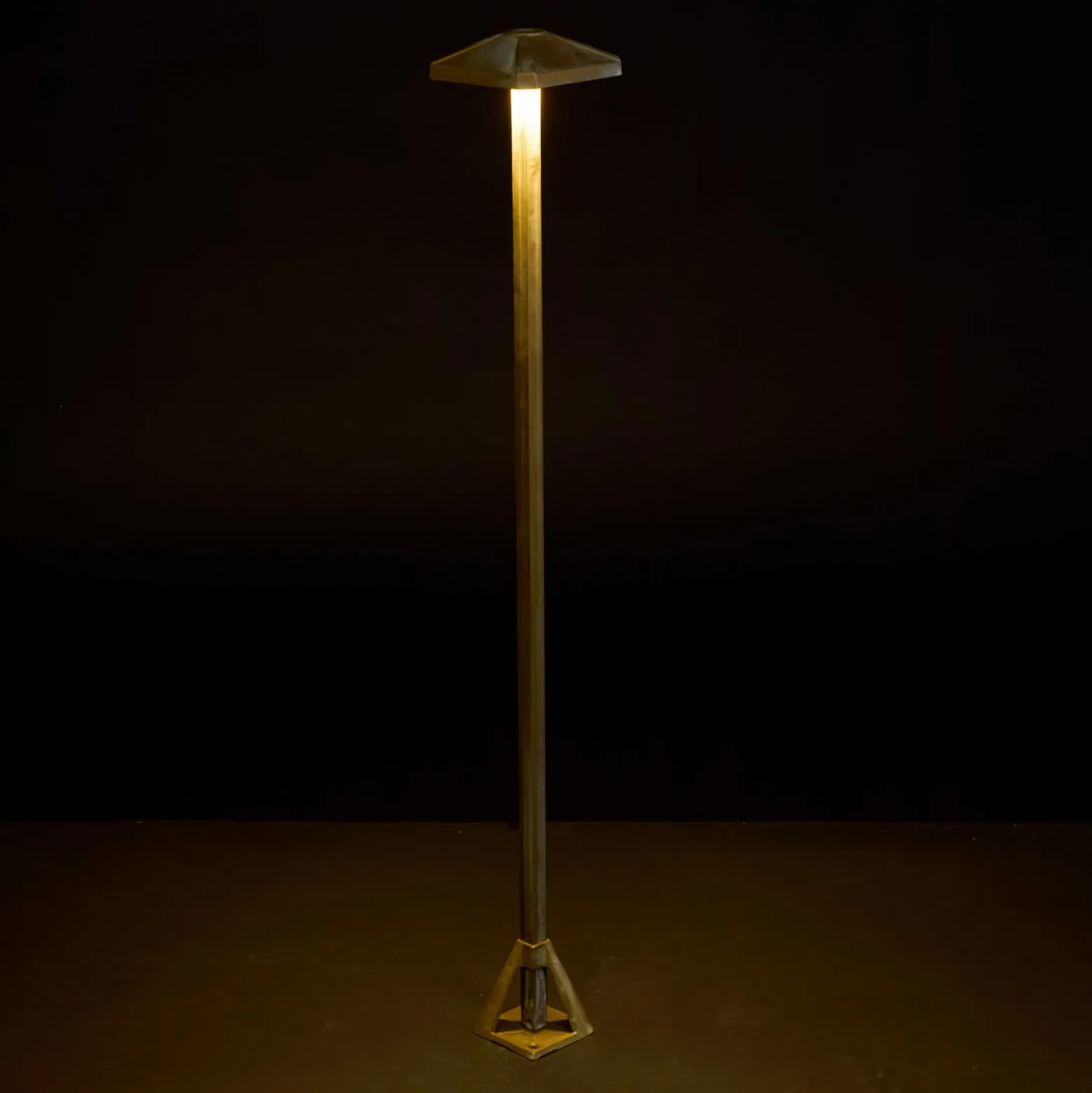 Bolardo luminoso LED Aura Frame, altura 80 cm, latón antiguo, IP65