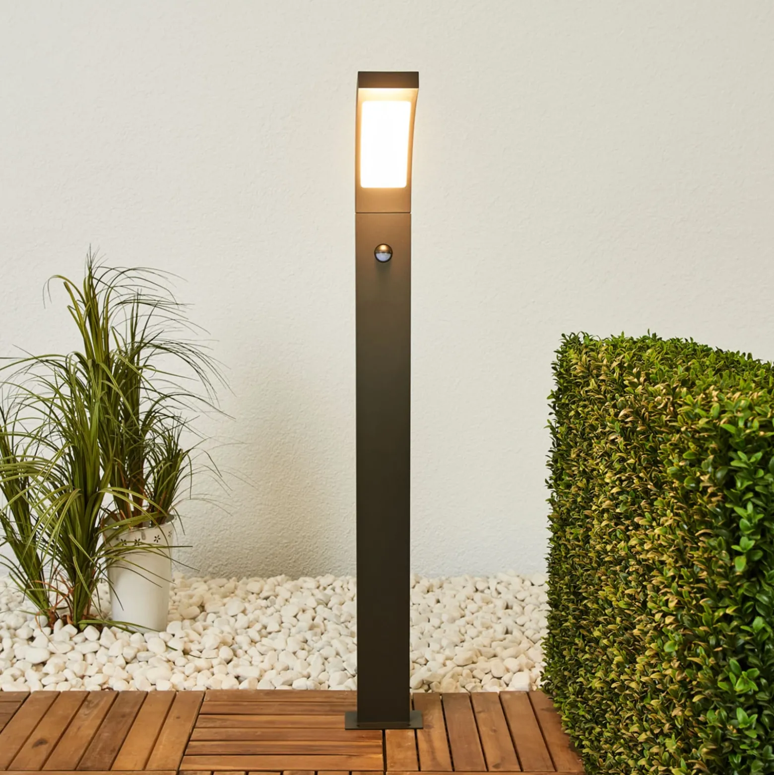 Bolardo luminoso LED Juvia de Lucande, 100 cm, detector de movimiento, IP54
