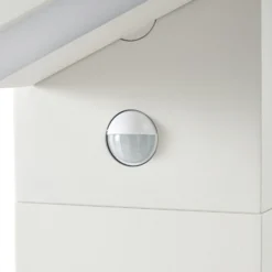 Bolardo luminoso LED Lucande Silvan, blanco, 65 cm, con sensor, IP54