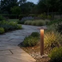 Bolardo luminoso LED Lucande Haloa, marrón/óxido, altura 50 cm, IP54