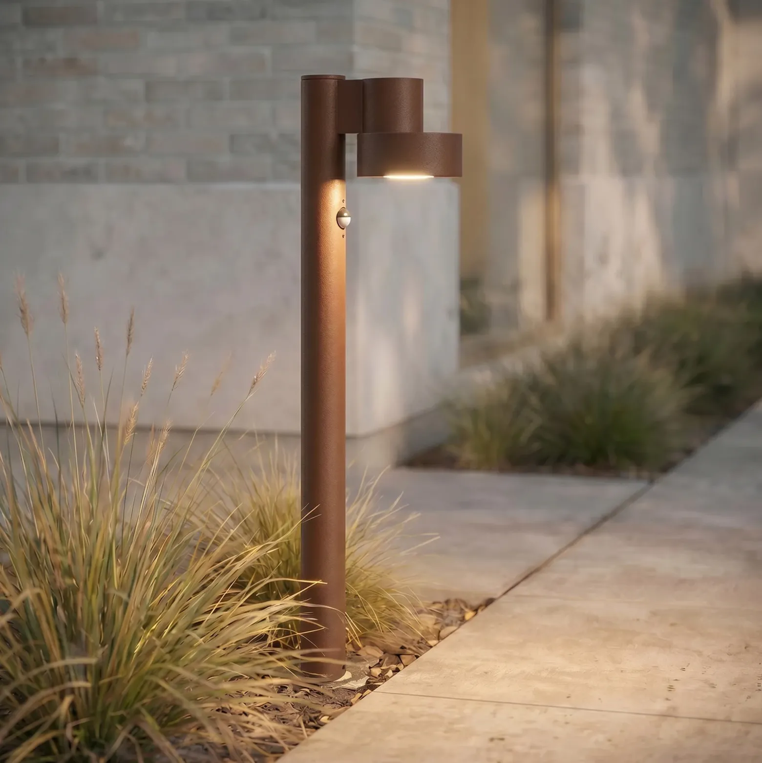 Bolardo luminoso LED Lucande Elune, marrón, con sensor, IP44, altura 77 cm