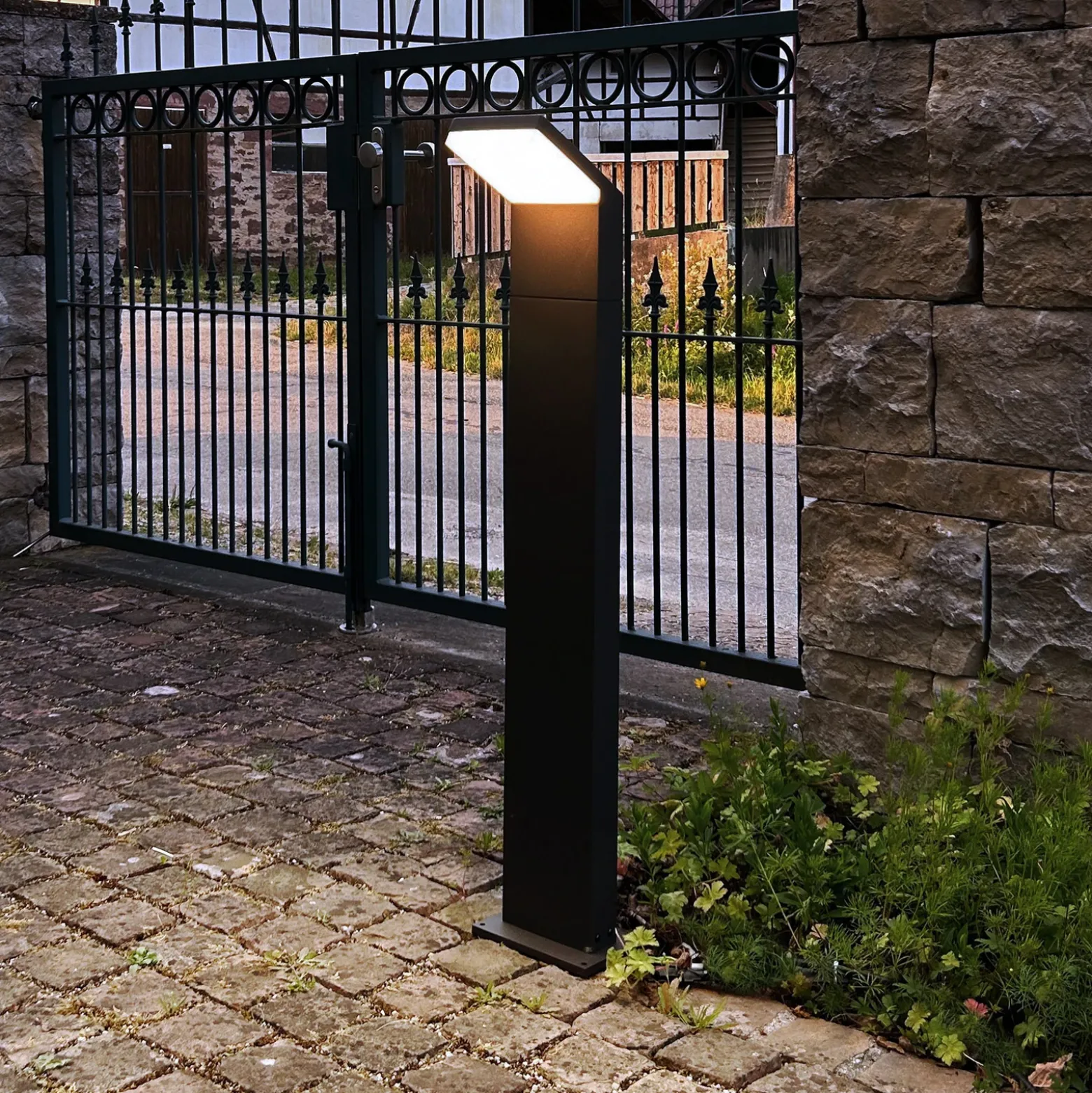 Bolardo luminoso LED Tucanae, gris, altura 100 cm, IP65, metal