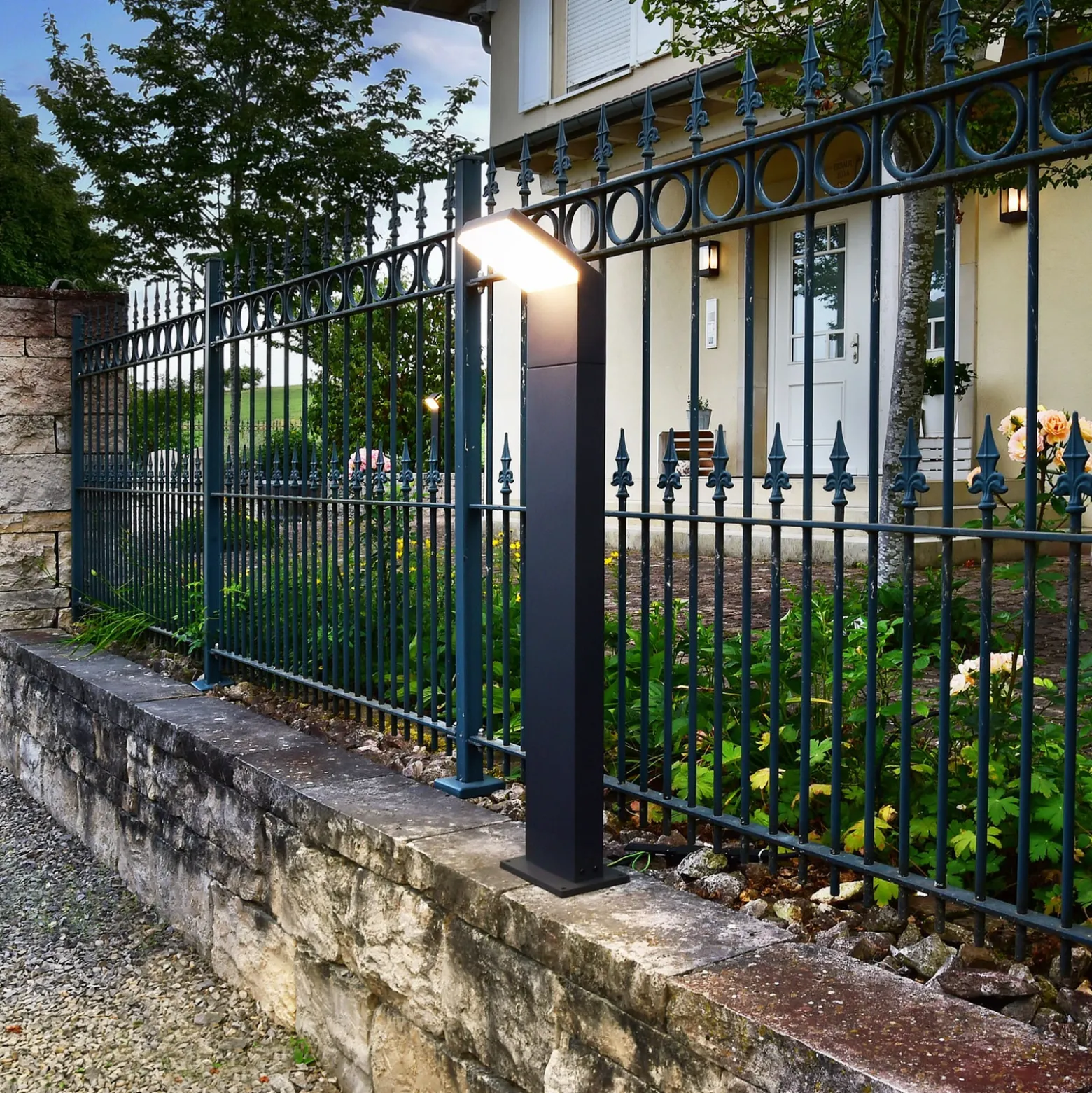 Bolardo luminoso LED Tucanae, gris, altura 100 cm, IP65, metal