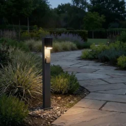 Bolardo luminoso Lindby Enerio, negro, con toma de corriente, 80 cm, GU10