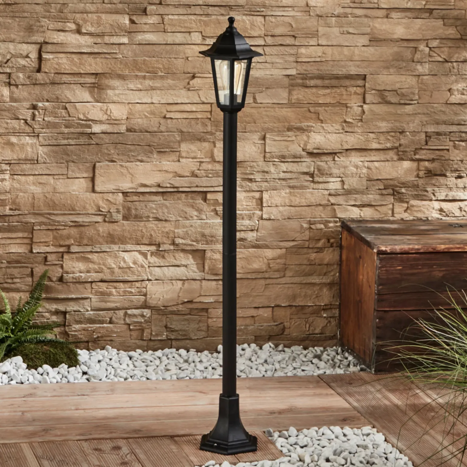 Bolardo luminoso Lindby Nane, 122 cm, farol, resistente al agua salada,