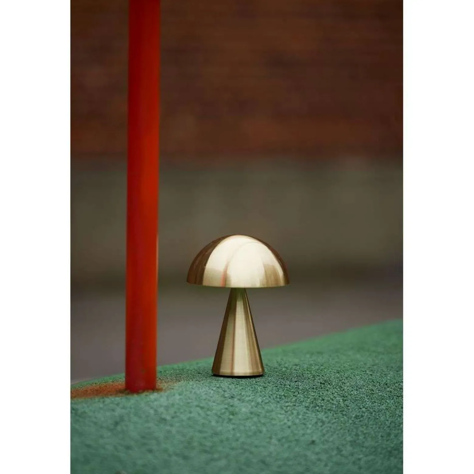 Bonita lámpara de mesa LED recargable Mush, latón, IP44 atenuable