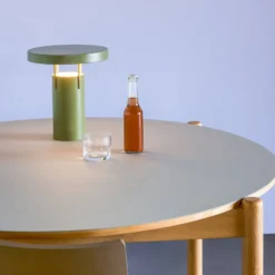 Bonita lámpara de mesa LED recargable BringMe Mini, verde, altura 20 cm