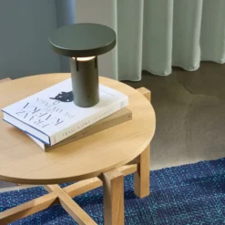 Bonita lámpara de mesa LED recargable BringMe Mini, verde oscuro, 20 cm
