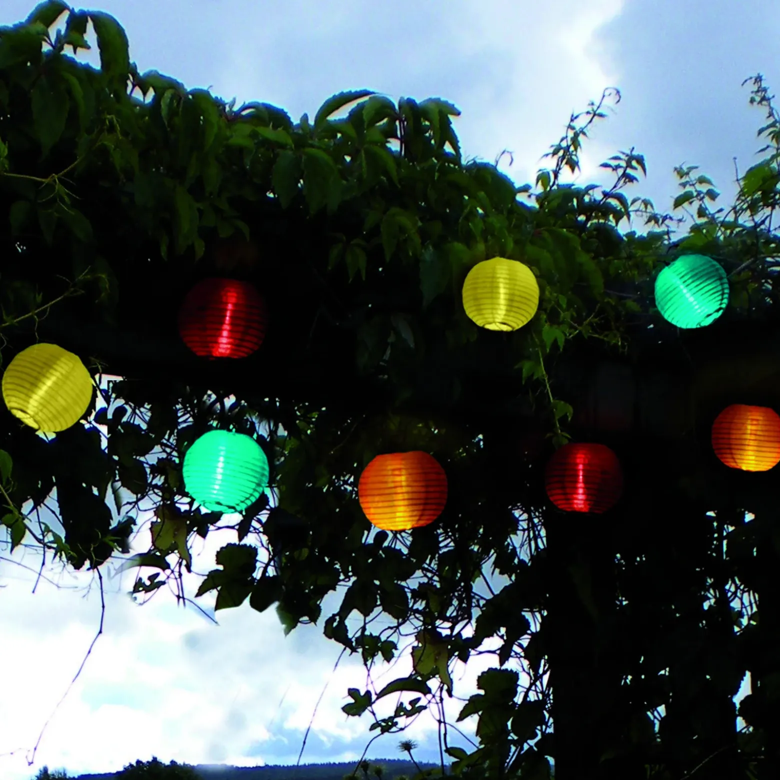 Cadena de lámparas LED de colores con 10 faroles