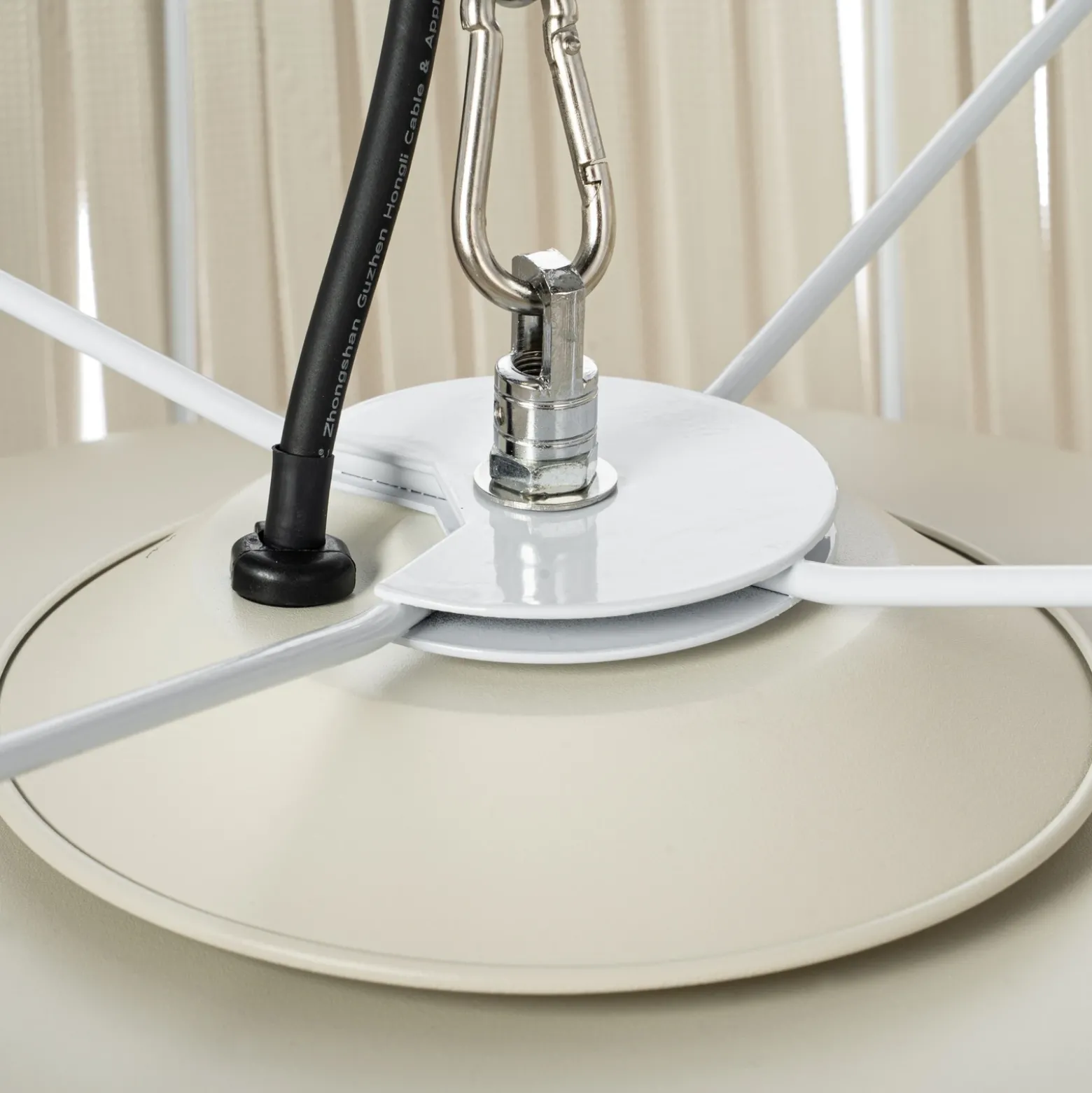 Calefactor colgante Lucande Pyravo, beige, aluminio, Ø 60 cm