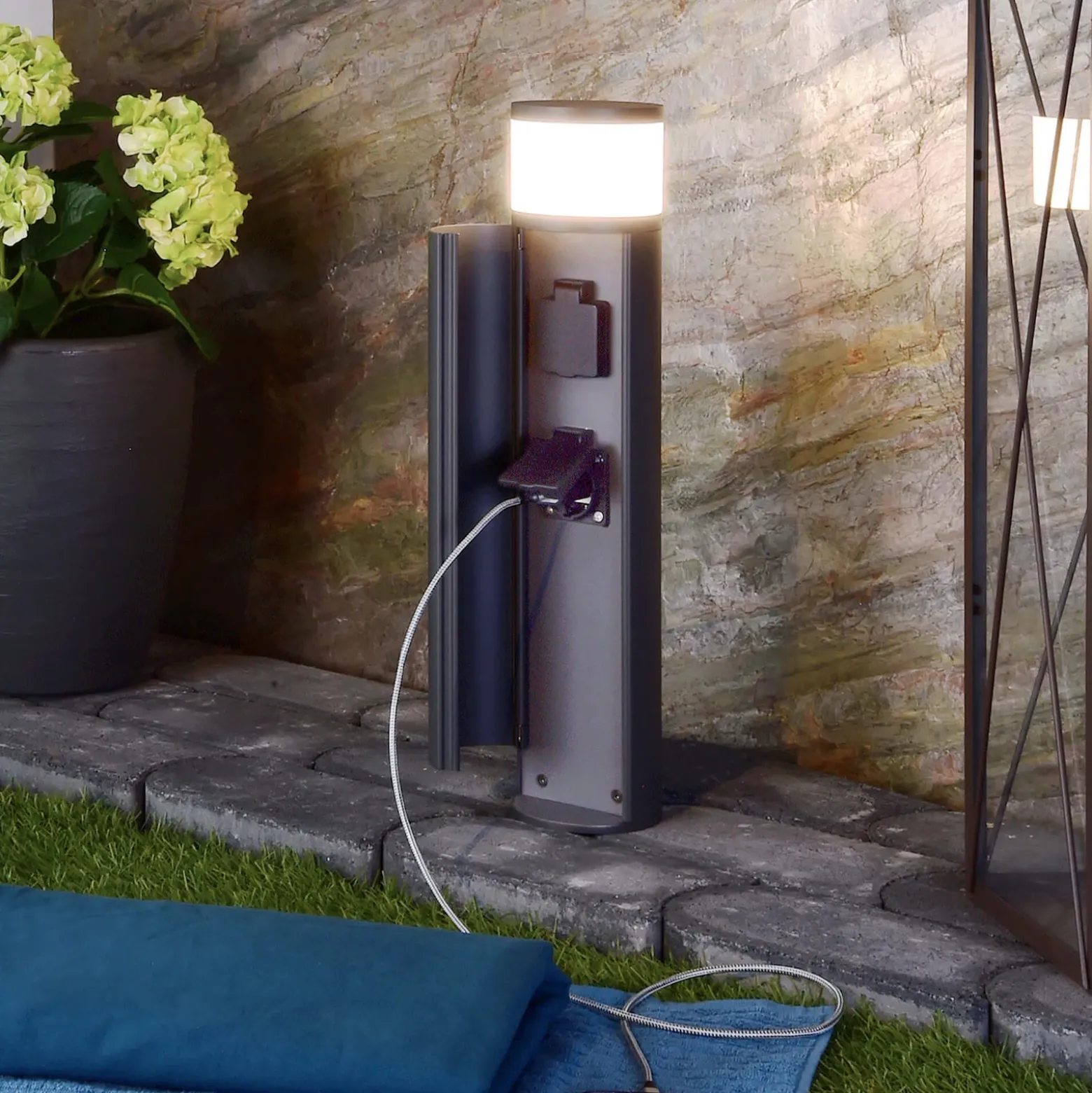Columna de enchufes LED con dos enchufes, IP44