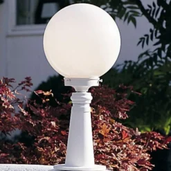 Delicada farola Arcturus en blanco