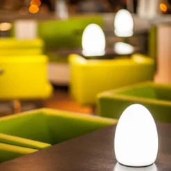 Egg: una lámpara decorativa con batería recargable controlada por app