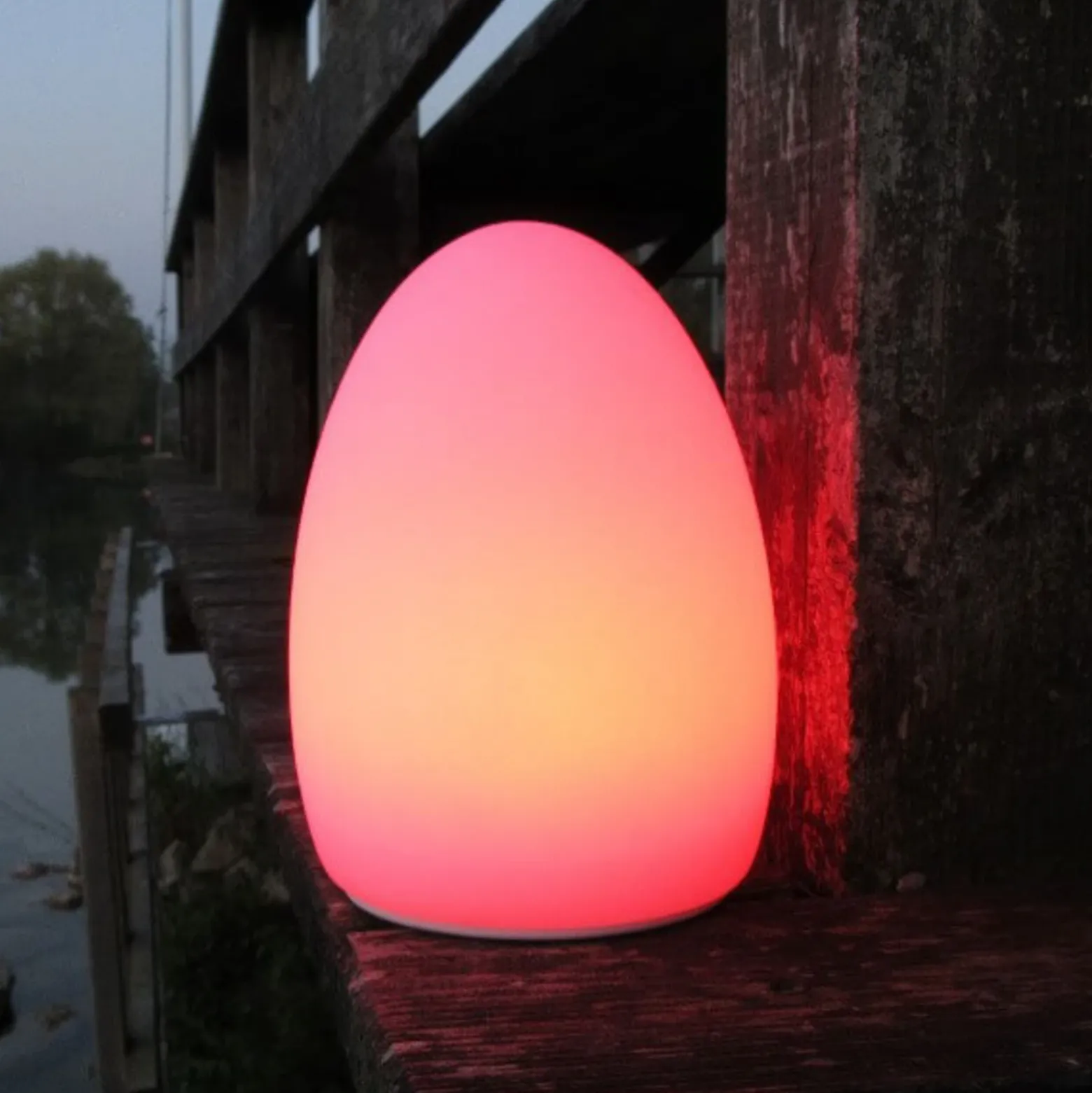 Egg: una lámpara decorativa con batería recargable controlada por app