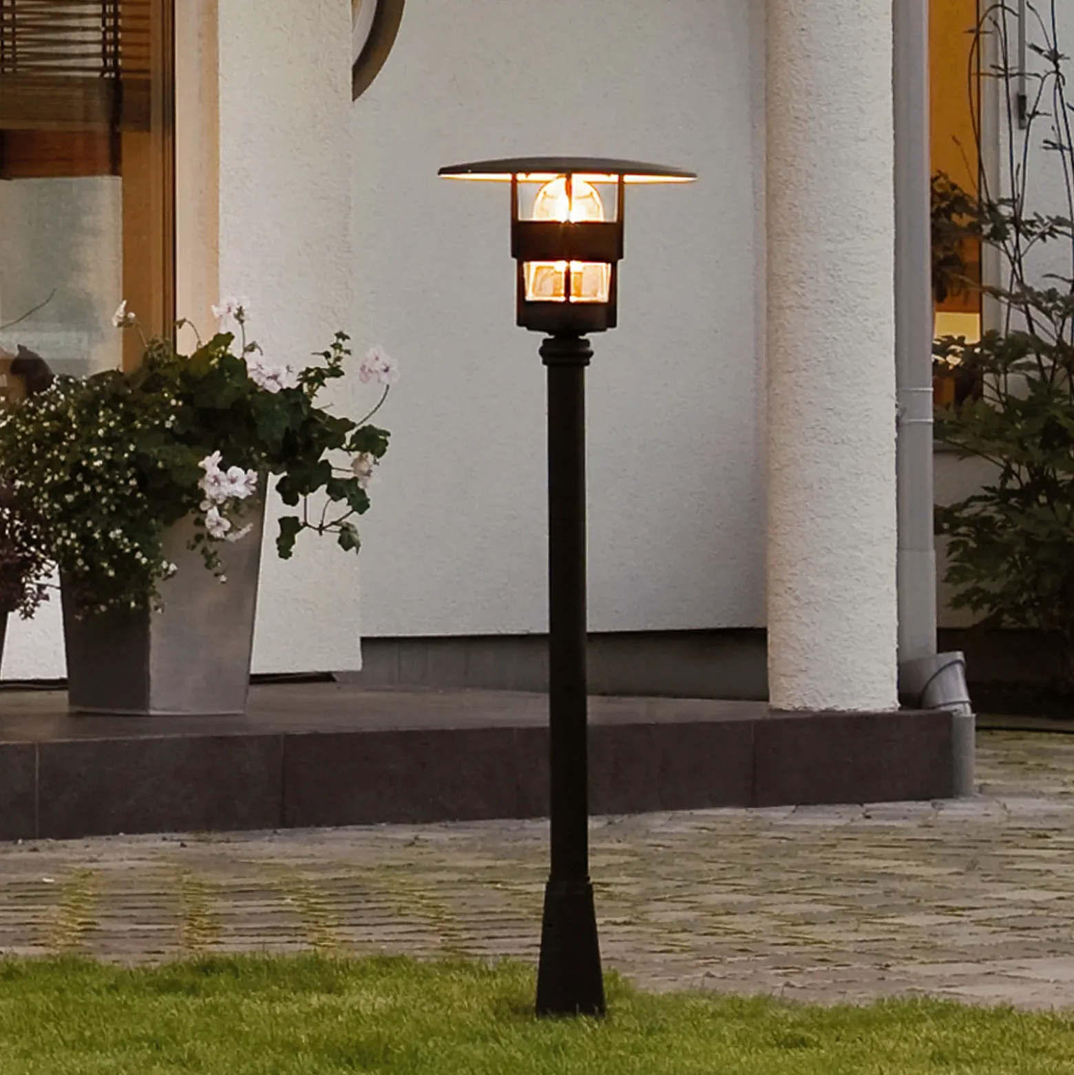 Farola Freja, negro