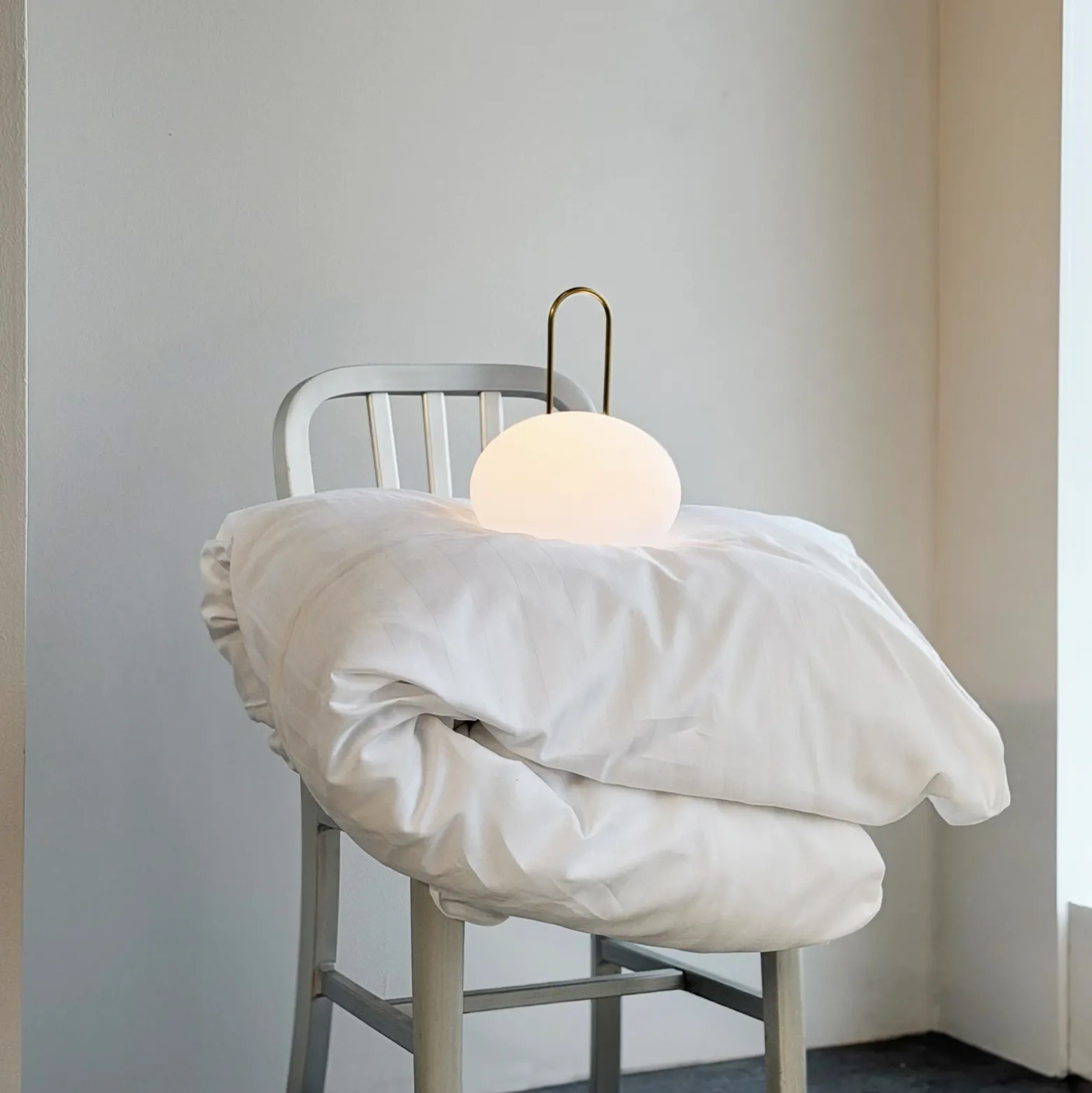 Farol recargable LED Dyberg Larsen Ellipse, blanco/latón, IP44