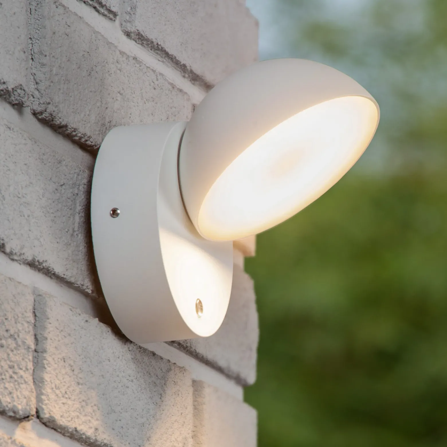 Finn aplique de pared LED, blanco, metal, IP54, sensor día/noche