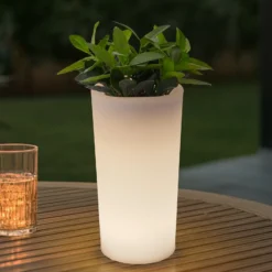 Florero Lindby LED recargable Florista, RGB, IP54, Ø 12cm, blanco