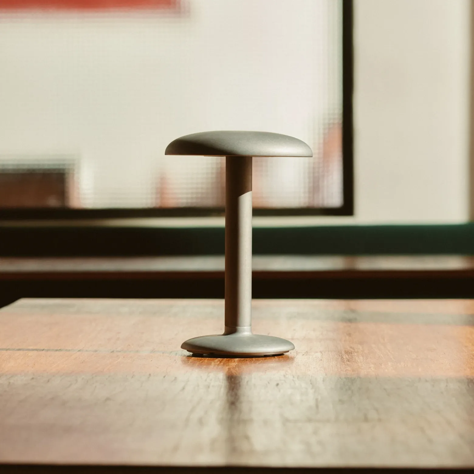 FLOS Gustave lámpara mesa LED batería 927 aluminio